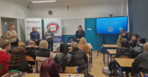 „Alkohol Narkotyki Dopalacze to nie umilacze” to hasło akcji profilaktycznej makowskiej policji i Sanepidu w Makowie Mazowieckim. Jej celem jest uświadomienie młodzieży jak szkodliwy wpływ mają alkohol, narkotyki i dopalacze. Pokazanie jakie są skutki prawne związane z ich zażywaniem oraz uświadomienie młodzieży że poprzez dobre wybory mają decydujący wpływ w jakim kierunku potoczy się ich życie.