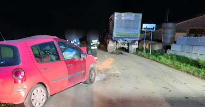 78-latek trafił do szpitala po zderzeniu z zestawem rolniczym
